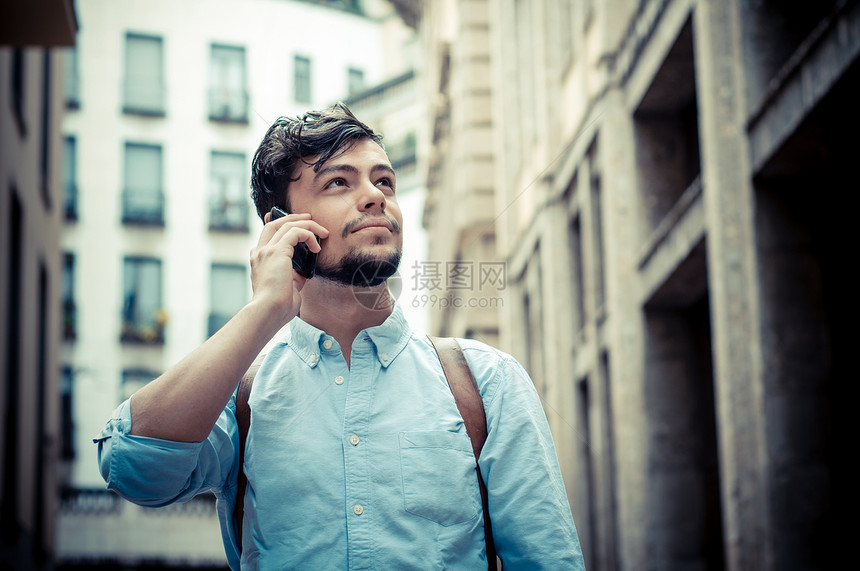 在街上打电话的时尚男士呼唤男性街道电话男人男生城市图片