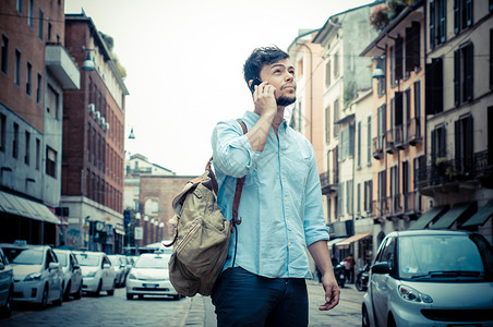 在街上打电话的时尚男士街道电话男性呼唤城市男人男生背景图片