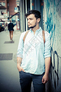 街头的时尚男子男性街道城市男人男生背景图片