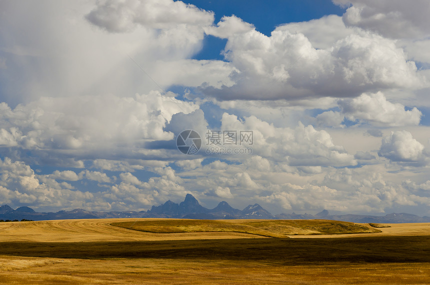 美国爱达荷州泰顿县Teton县的滚田 泰顿山脉和满天云彩的天空图片