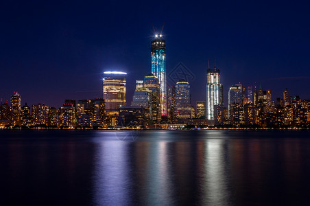 纽约男哈顿夜间达曼哈顿天际观光建筑旅行地标夜景背景