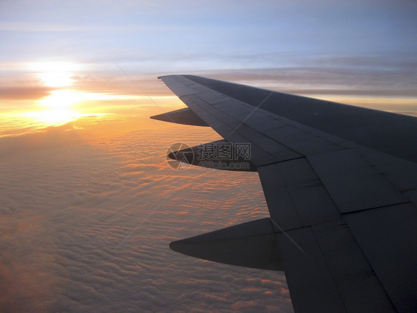 日落时的可能飞机旅行飞机场航空飞行天线翅膀技术运输喷射图片