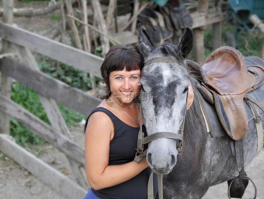 带着马的快乐笑容的女人打扫成人宠物休假村庄动物乡村喜悦栅栏皮肤图片