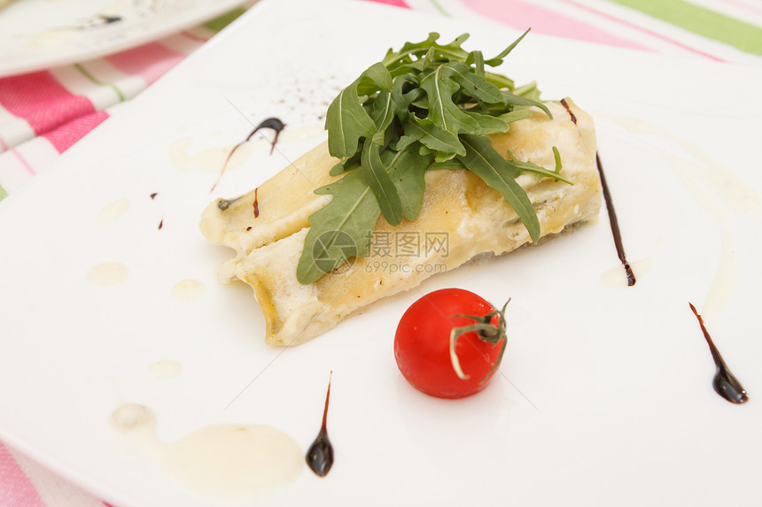 加猪肉和烤奶酪的卡尼罗尼松树菠菜卷子食物美食蔬菜磨碎沙拉宏观盘子图片