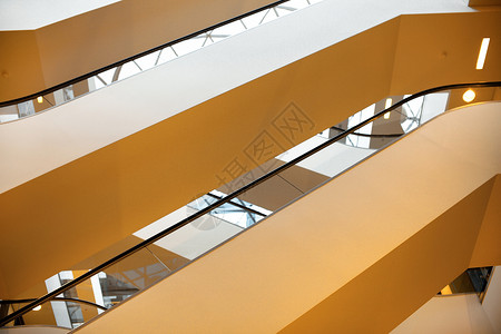 现代楼梯商务栏杆地标反射店铺曲线金属办公室地面人士高清图片