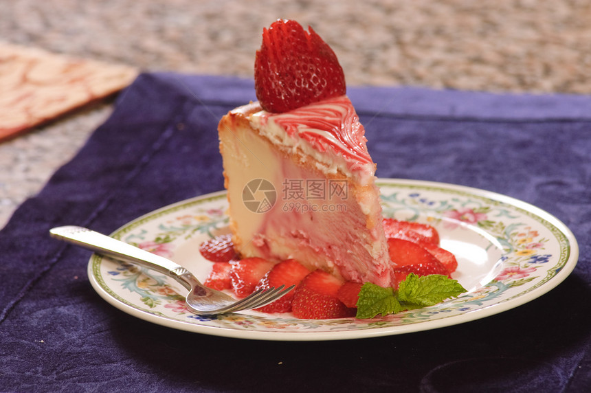 草莓芝士蛋糕加新鲜草莓糖脆皮糕点用餐水果面包奶油状盘子配料奶油馅饼图片