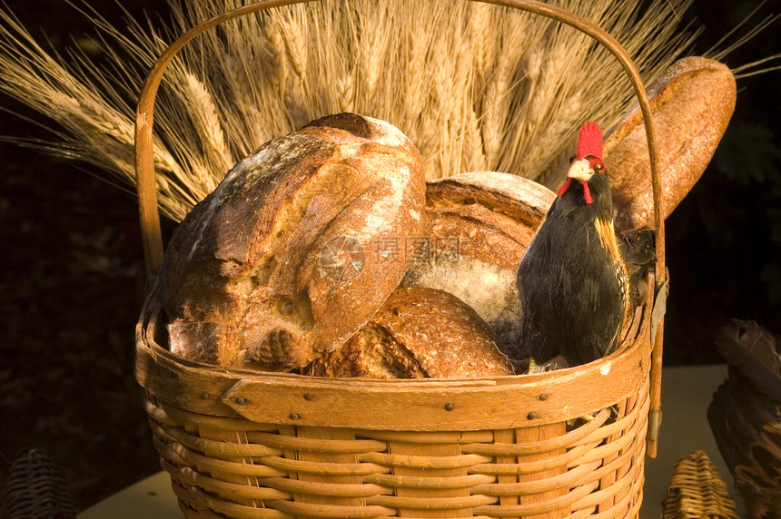 面包和鸡肉放在篮子里图片