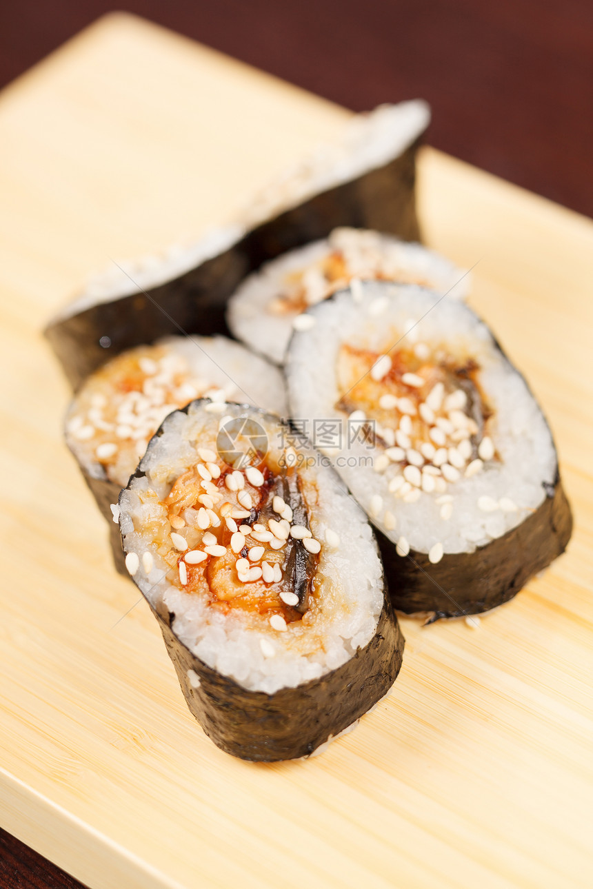 寿司加鱼子烹饪桌子餐厅饮食鳗鱼团体美食海鲜文化图片