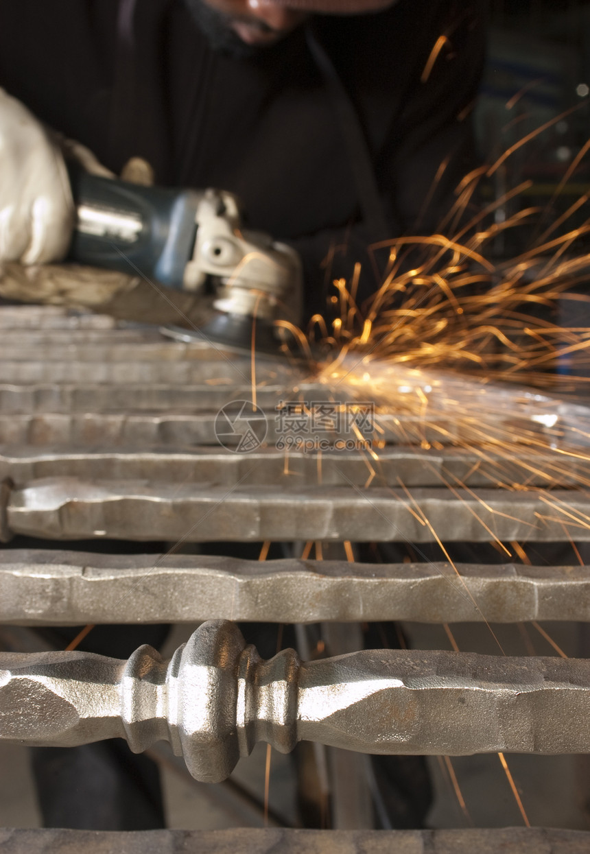 从事装饰式手铁的铁匠焊接焊机金属金工火花火焰零售商图片