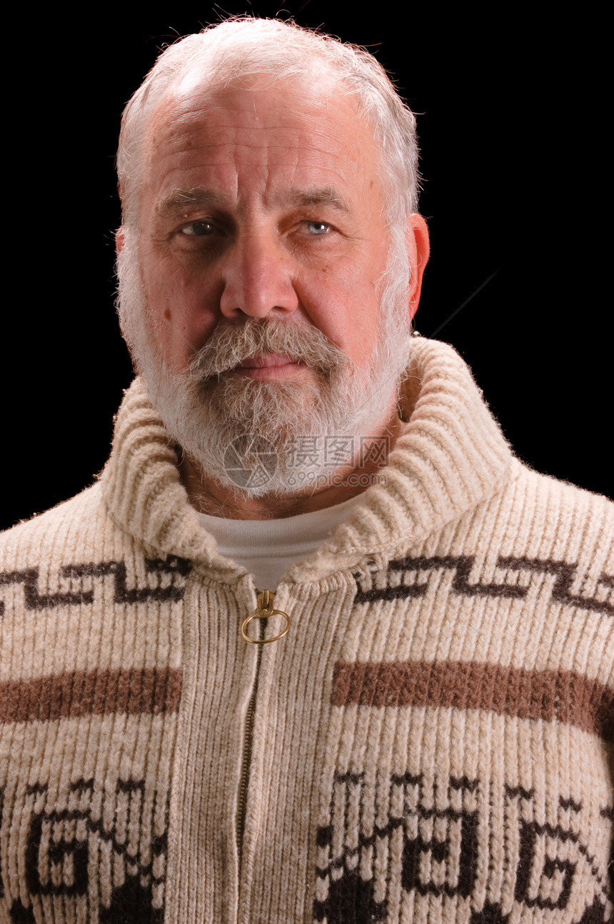 穿毛衣的老男人 像欧内斯特·海明威图片