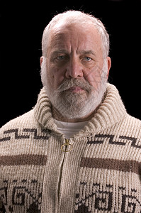 像欧内斯特·海明威 穿着毛衣胡子的老头高清图片