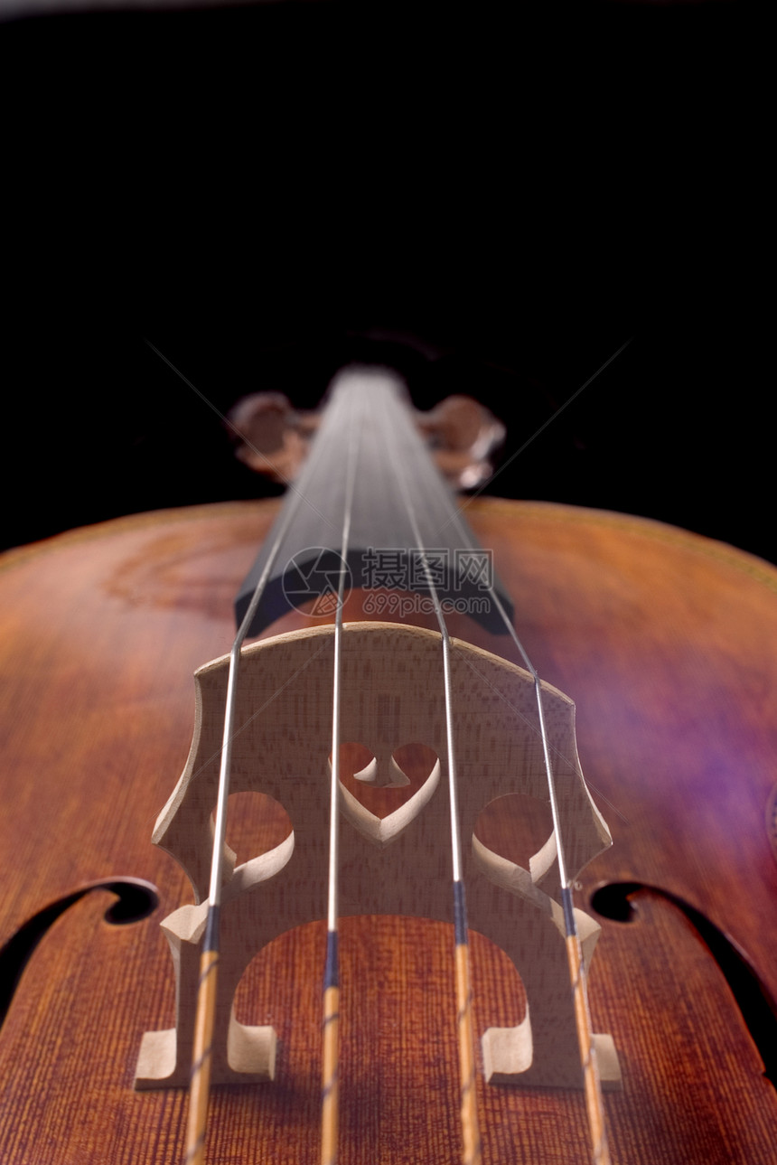 黑色背景的大提琴独奏作品音乐会杰作旋律木头音乐笔记歌曲合奏图片