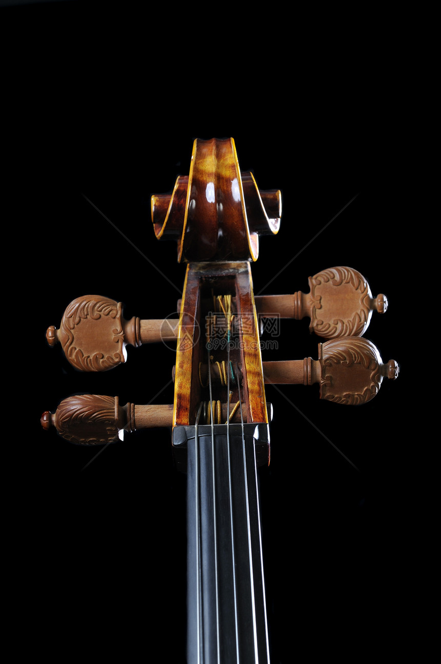 黑色背景的颈部大提琴图片