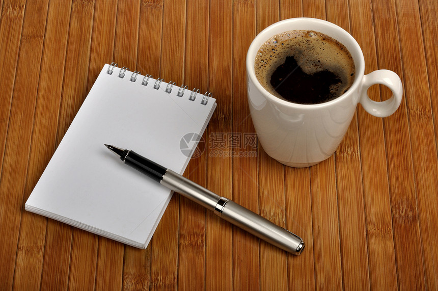 用笔笔和咖啡杯的笔记本图片