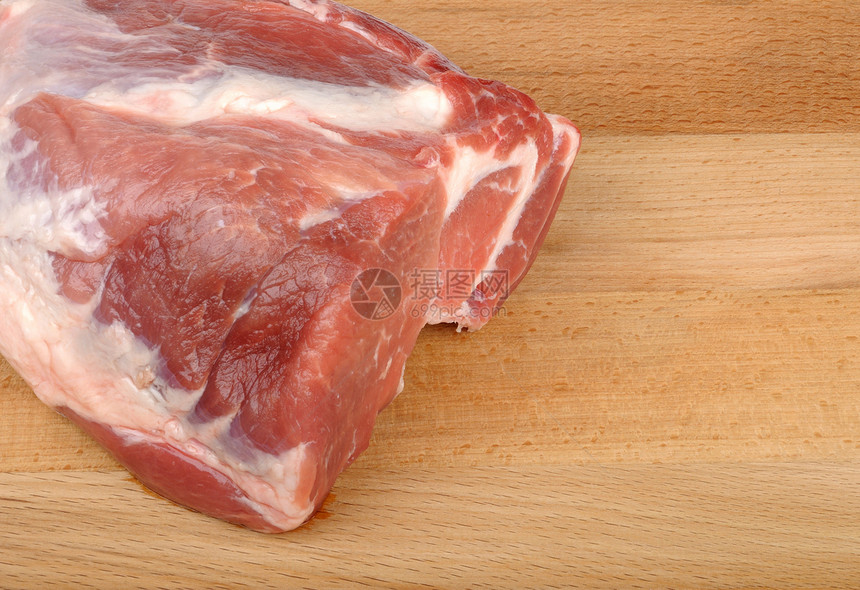 切肉板上的肉食物红色牛扒烹饪猪肉图片