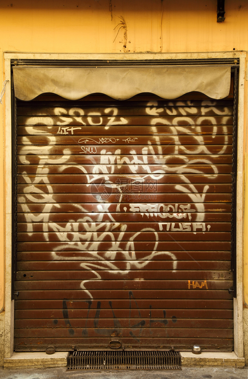 罗马的涂鸦门房子木头街道艺术写作店铺城市图片