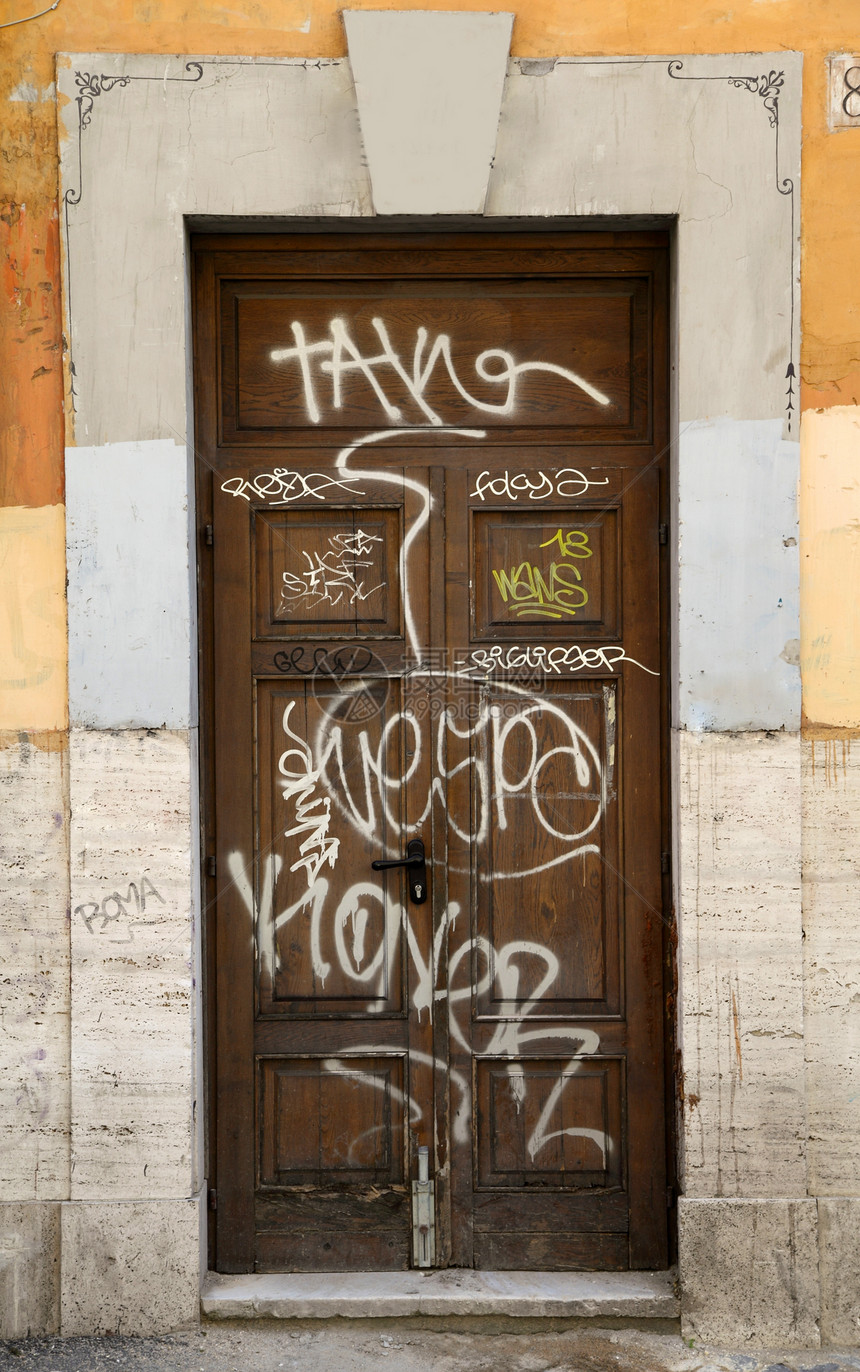 罗马的涂鸦门城市房子街道艺术写作店铺木头图片