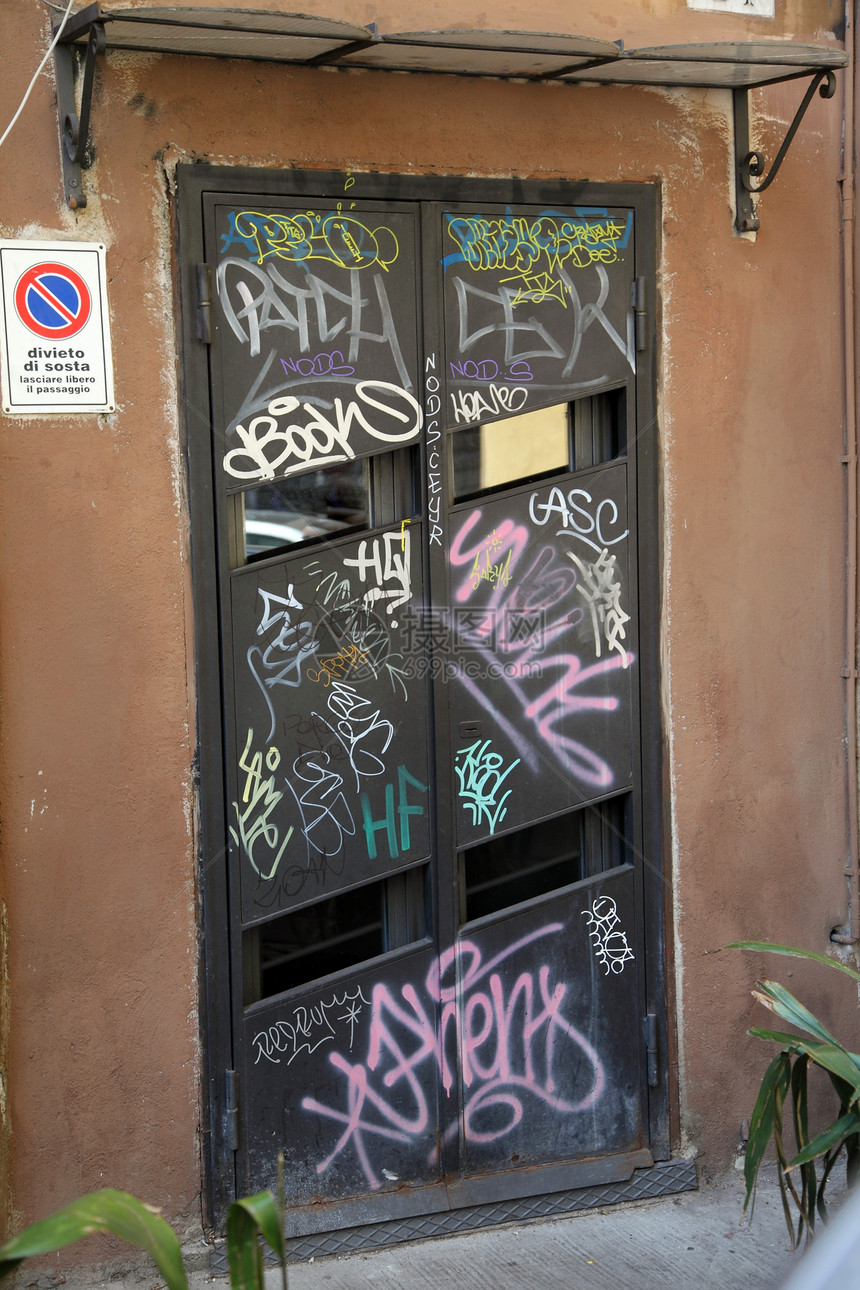 罗马的涂鸦门写作城市街道房子木头店铺艺术图片