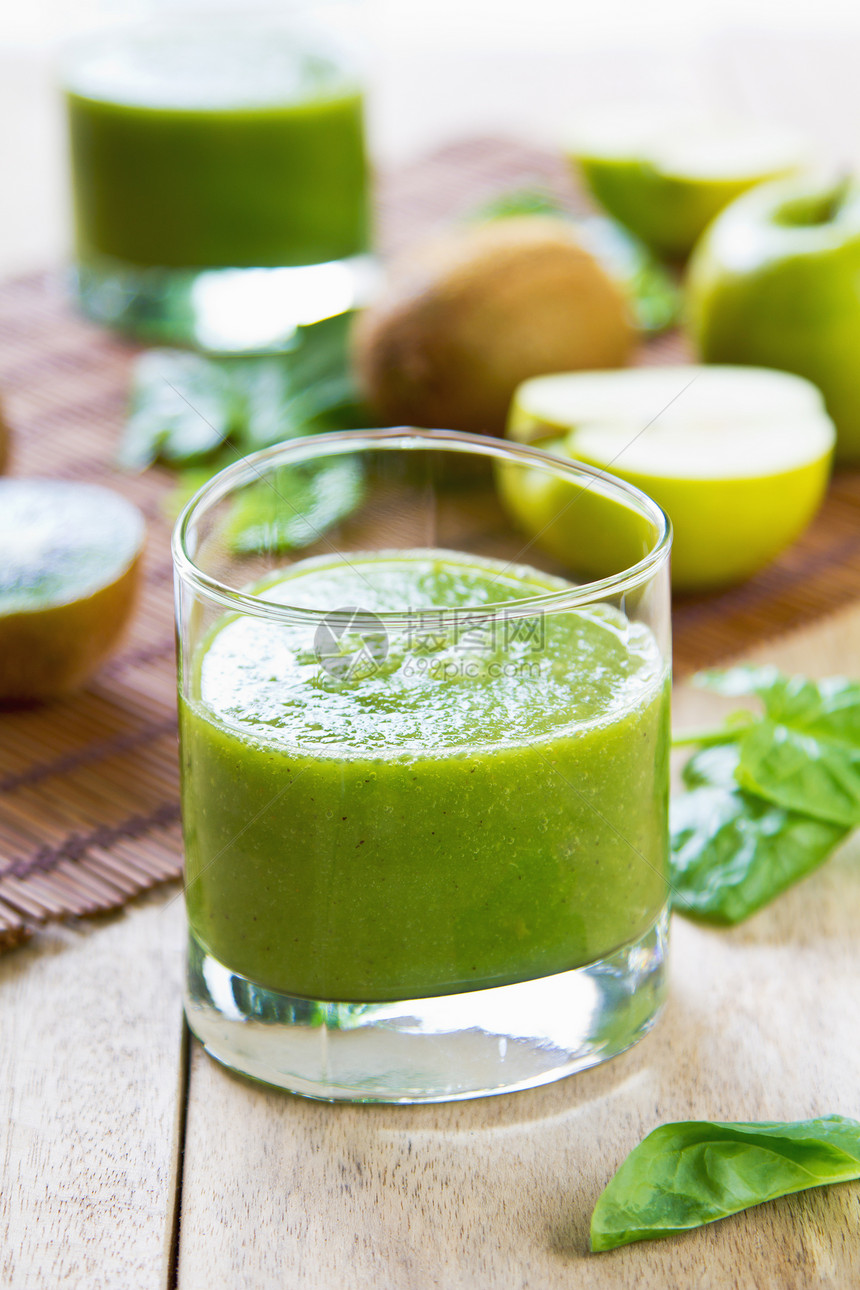 苹果和基维冰淇淋的菠菜水果营养食物饮食奇异果芹菜饮料活力绿色橙汁图片