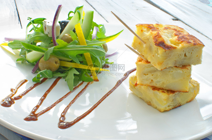 配有沙拉的西班牙煎蛋卷立方体肉馅香脂午餐小吃土豆敷料食物晚餐美食图片