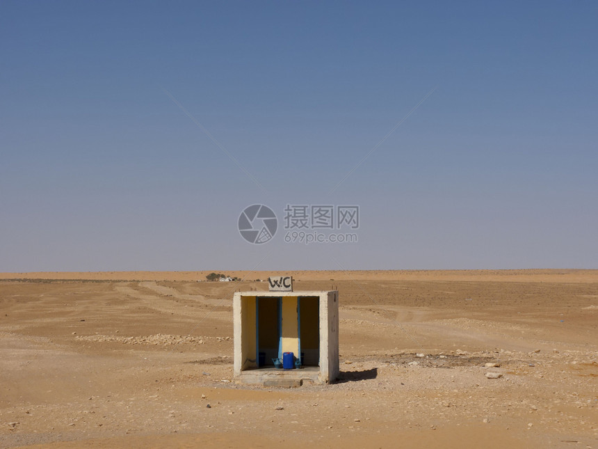 沙漠中丢失的厕所图片