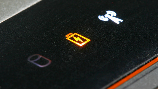笔记本电脑上的橙子低击打警告收费放电活力电量上网机动性信号背景图片