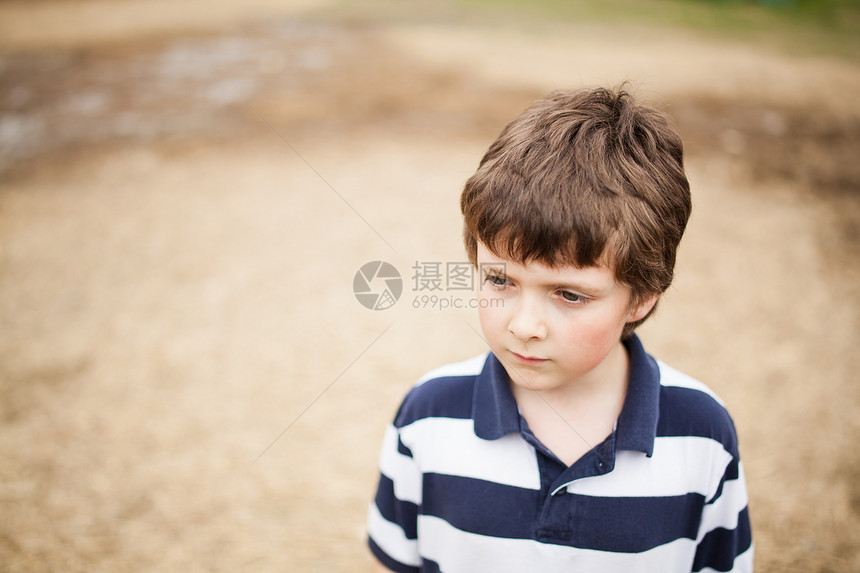 悲伤的小男孩情绪化男性男生童年挫折孩子图片