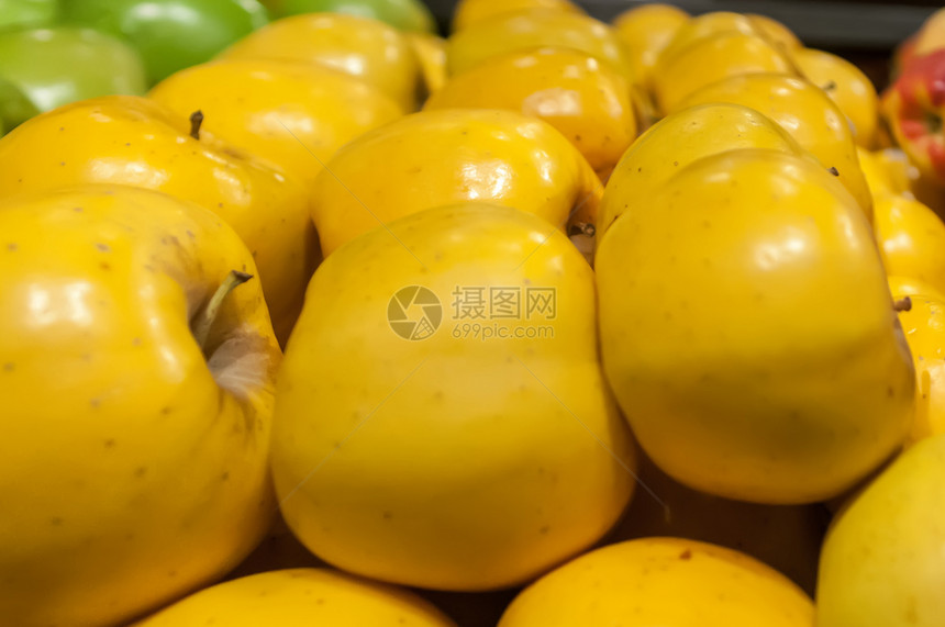 农民市场上展示的黄苹果;图片