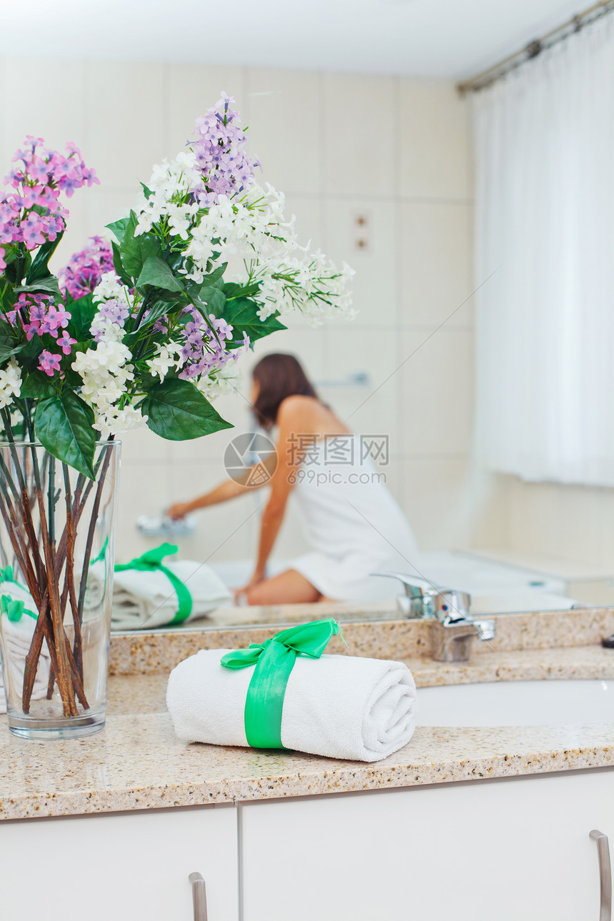 洗手间镜子成人盆地装饰风格金属房间窗户陶瓷肥皂毛巾图片