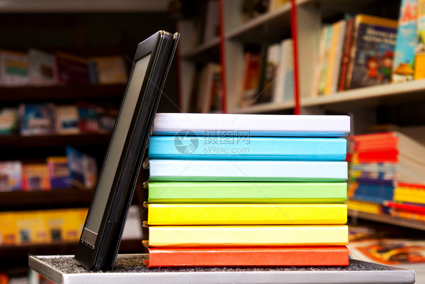 由电子图书阅读器组成的丰富多彩书籍堆放数字化技术教育书店电子展示学习图书馆读者文学图片