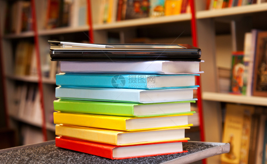 由电子图书阅读器组成的丰富多彩书籍堆放小说教育学习读者展示书店教科书文学图书技术图片