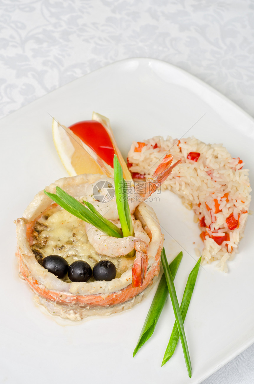有大米和蔬菜的鱼食物烹饪宏观用餐美食营养草本植物午餐勺子香料图片