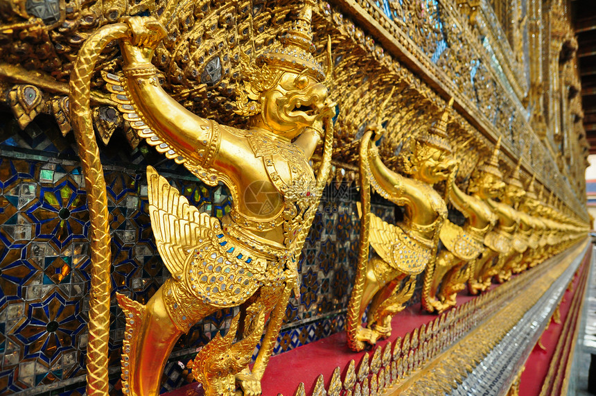 在泰国曼谷皇宫的金雕塑旅游宗教王国建筑学旅行财富艺术尖塔历史性寺庙图片