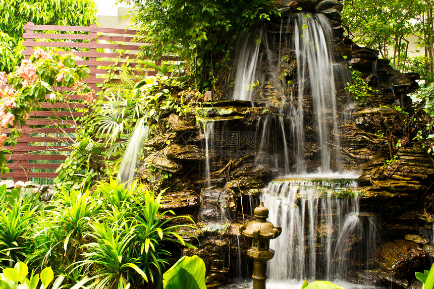 花园中美丽的瀑布石头风景溪流岩石锦鲤文化植物园艺叶子环境图片