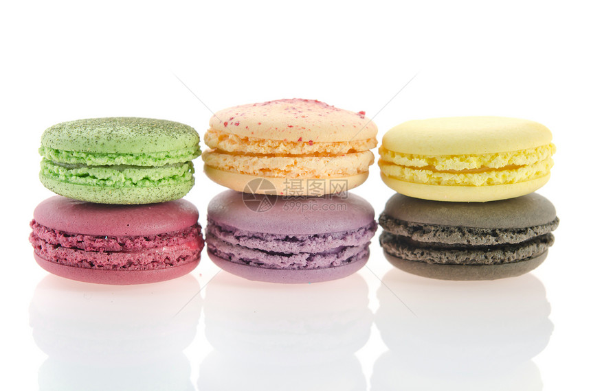 白色背景的马卡龙粉色味道奶油小吃食物甜点紫色黄色糕点绿色图片