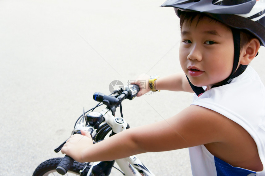 骑自行车的男孩准备走了!图片