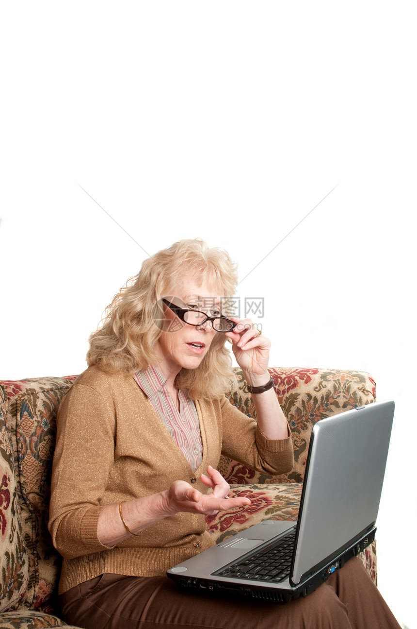 在计算机上学习财务的年长妇女图片