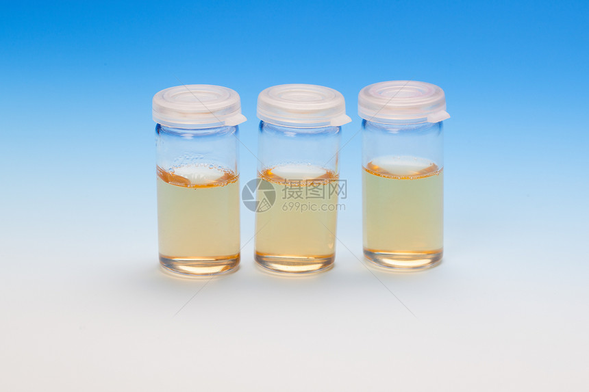 塑料小瓶中的三个液体样本 生物实验室图片