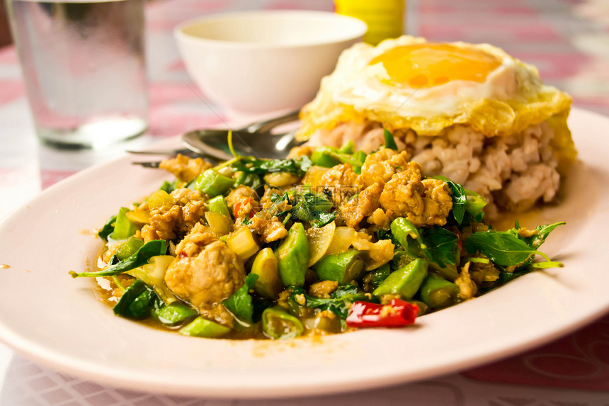 Stir 油炸烤肉 泰国食品油炸蔬菜餐厅午餐辣椒盘子软垫香料胡椒食物图片
