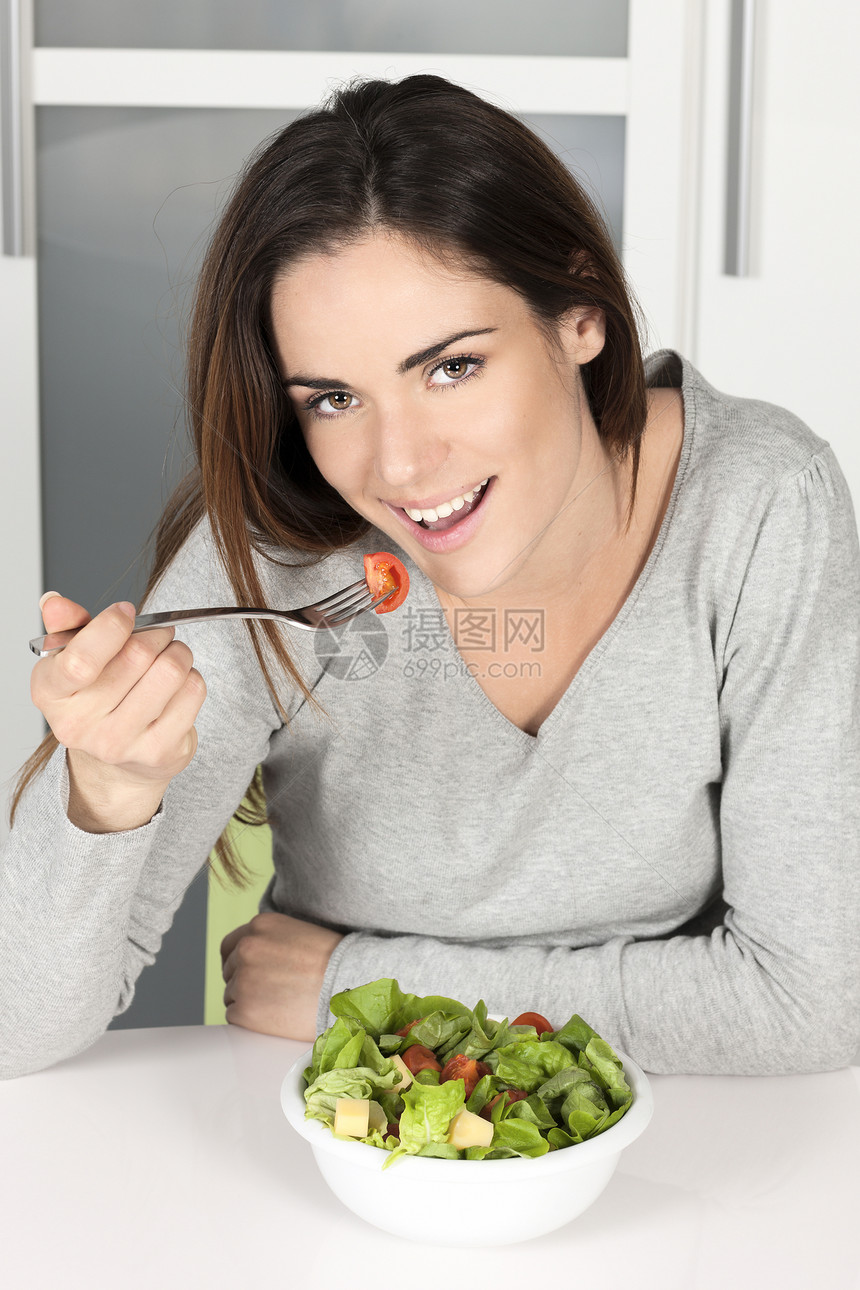 食用健康食物的年轻女孩图片