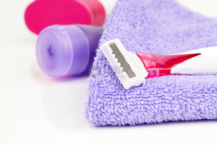 用润湿剂在毛巾上紧贴粉红色剃须刀女性剪裁安全工具剃须宏观卫生男性小路乐器图片