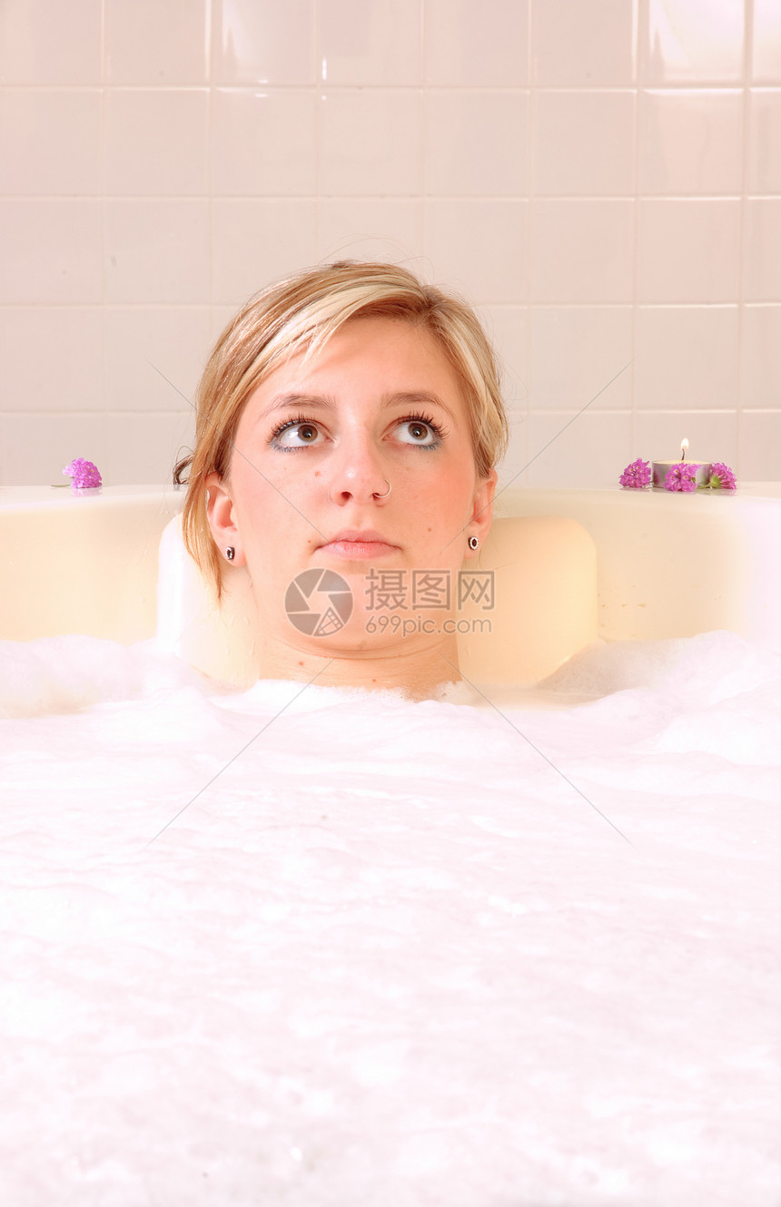 洗澡时的年轻女子女孩组织美丽保健女性浴缸女士治疗温泉休息图片