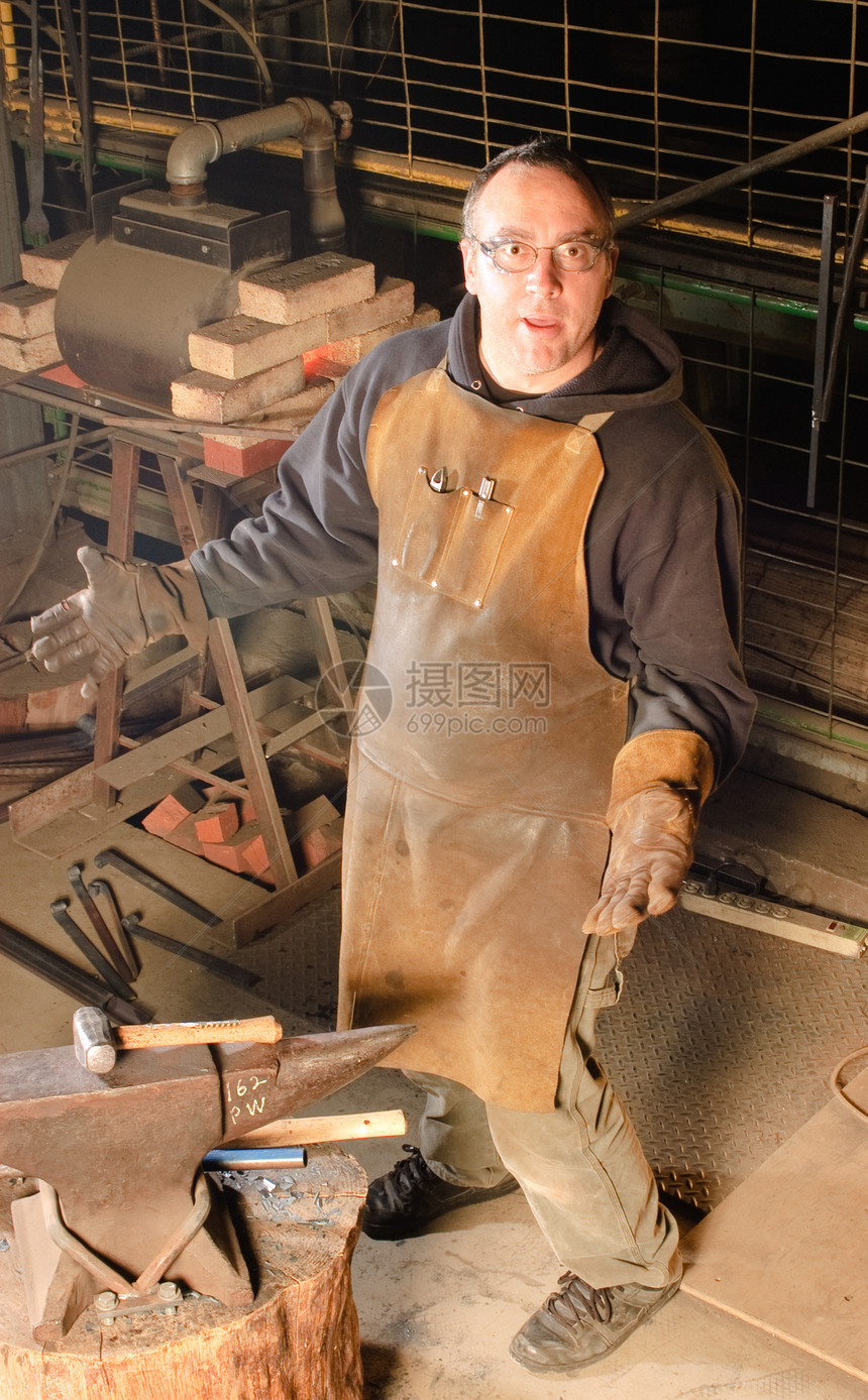 工作中的铁匠火花火焰零售商金工金属焊机焊接材料冲击图片