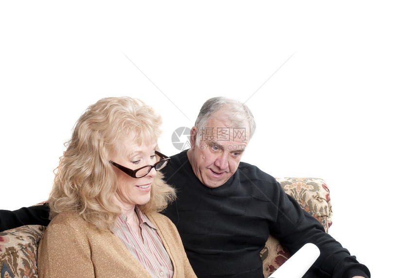 上账户的年长夫妇困惑眼镜成人魅力工作室夫妻退休沙发开支损害图片