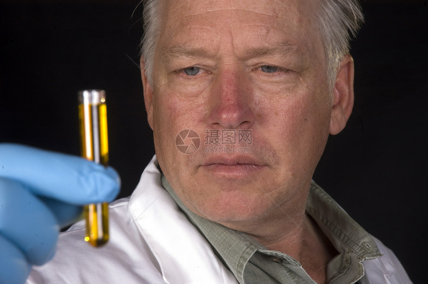 研究工程师科学家吸管男人蓝色生态手套化学品分析师白色黑色男性图片
