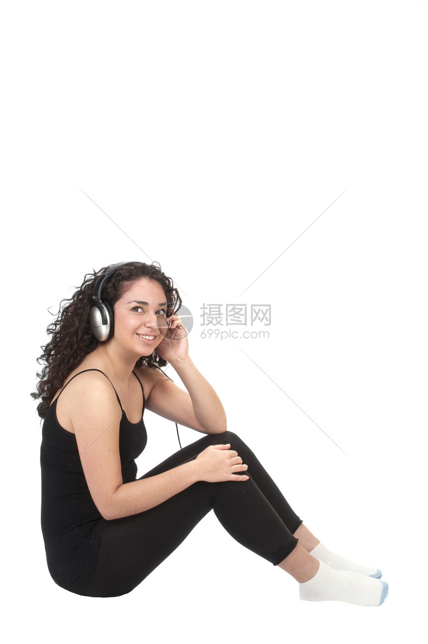 在听耳机音乐时笑着笑着的可爱的西班牙女孩图片