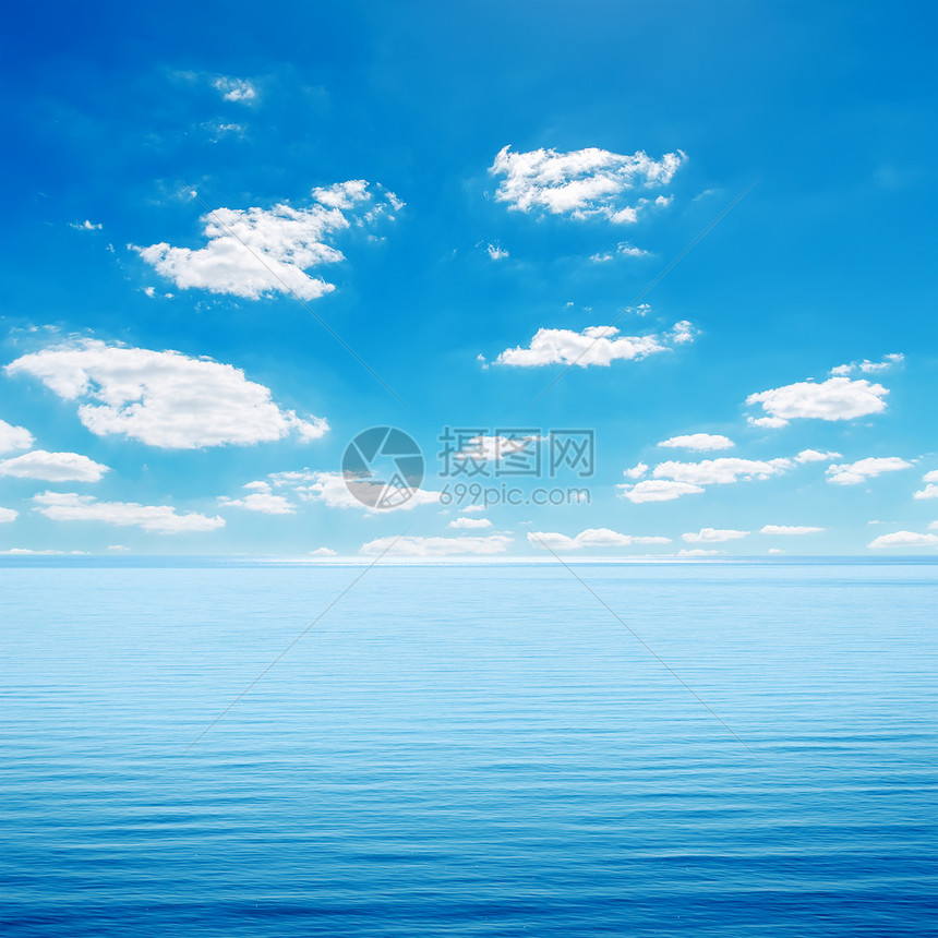 蓝海和多云的天空场景墙纸风景旅游地平线晴天美丽冲浪海洋蓝色图片