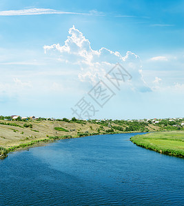 道冲向光明在河中 有江河和光明的云彩背景