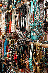珠宝市场出售的颈带购物石头珠子白色展示配饰零售宝石时尚市场背景