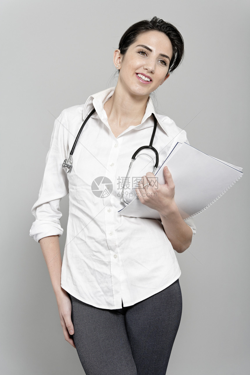 配备听诊器的女医生医院快乐桌子微笑成人诊断女性医疗护士从业者图片